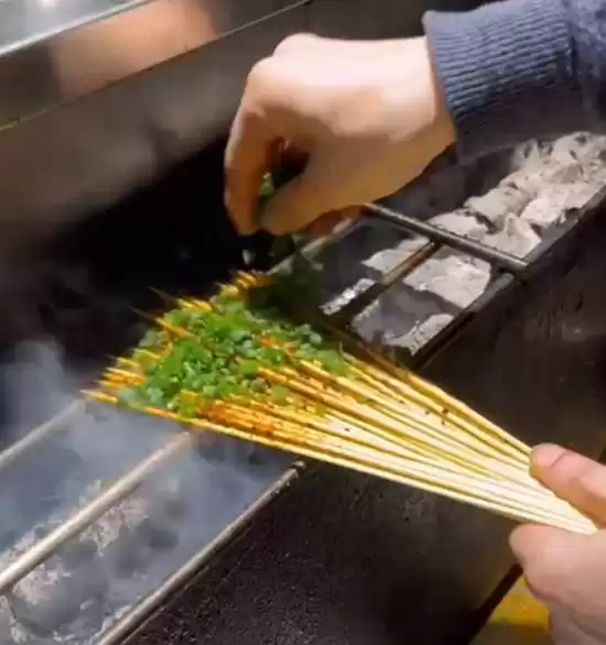 湖南一烧烤店上新“麻辣竹签” 网友调侃:最减肥的烧烤