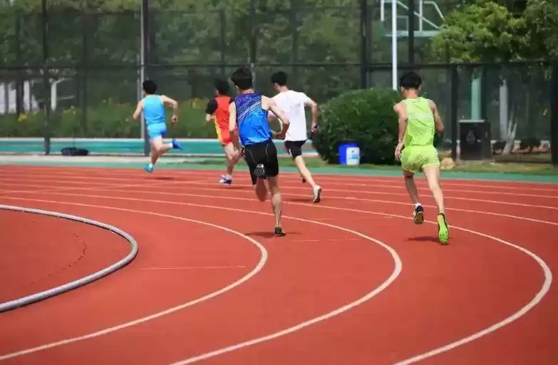 “大学生呼吁取消3000米体测”吵上热搜