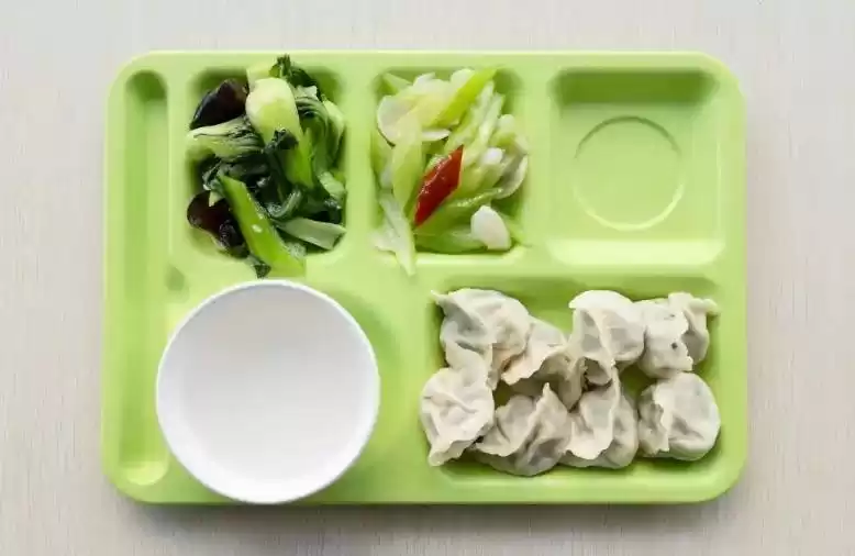 高校1:1复刻"国家版减肥餐" 网友:看着就感觉饿瘦了