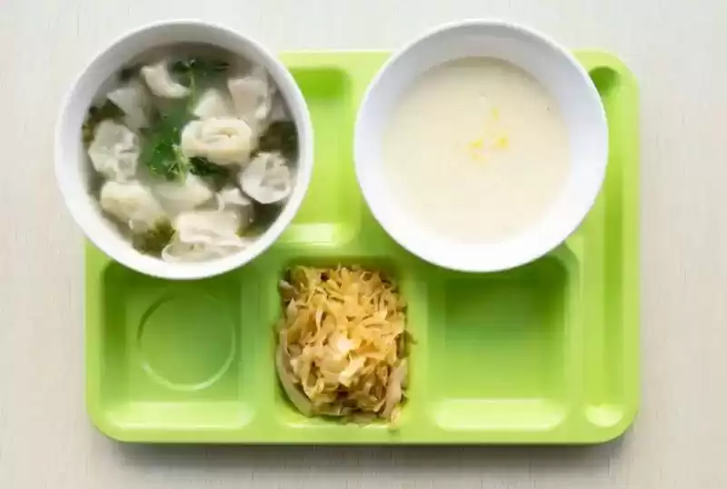 高校1:1复刻"国家版减肥餐" 网友:看着就感觉饿瘦了