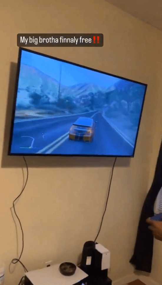 服刑10年黑人首次玩《给他爱5》:过段时间就能玩《GTA6》了!
