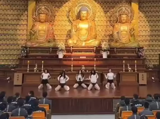 韩国女舞团在寺庙慰问演出视频曝光 大佛前火辣热舞