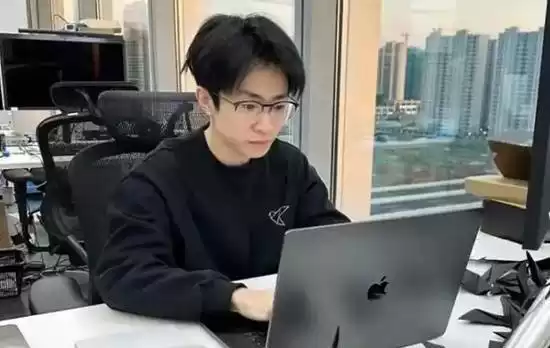 何同学一夜掉粉过万 网约车事件引发争议