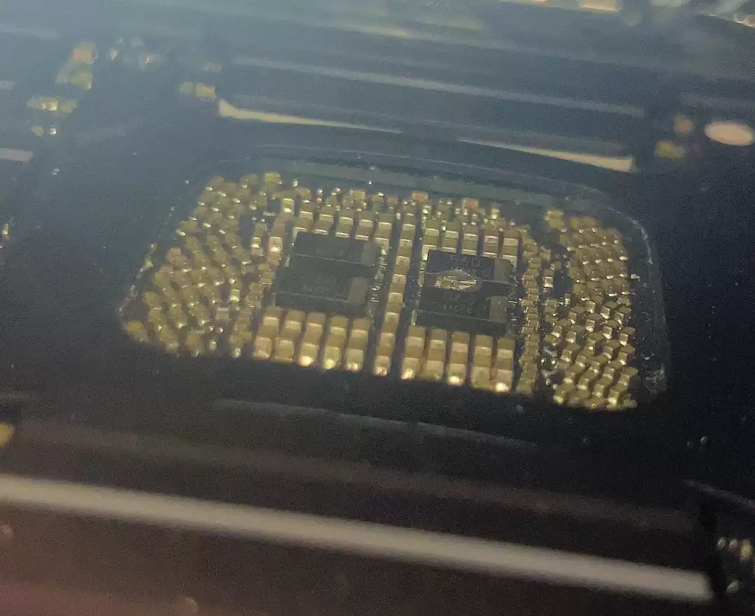 RTX 5090显卡突然深夜啸叫!一看电容吓一跳