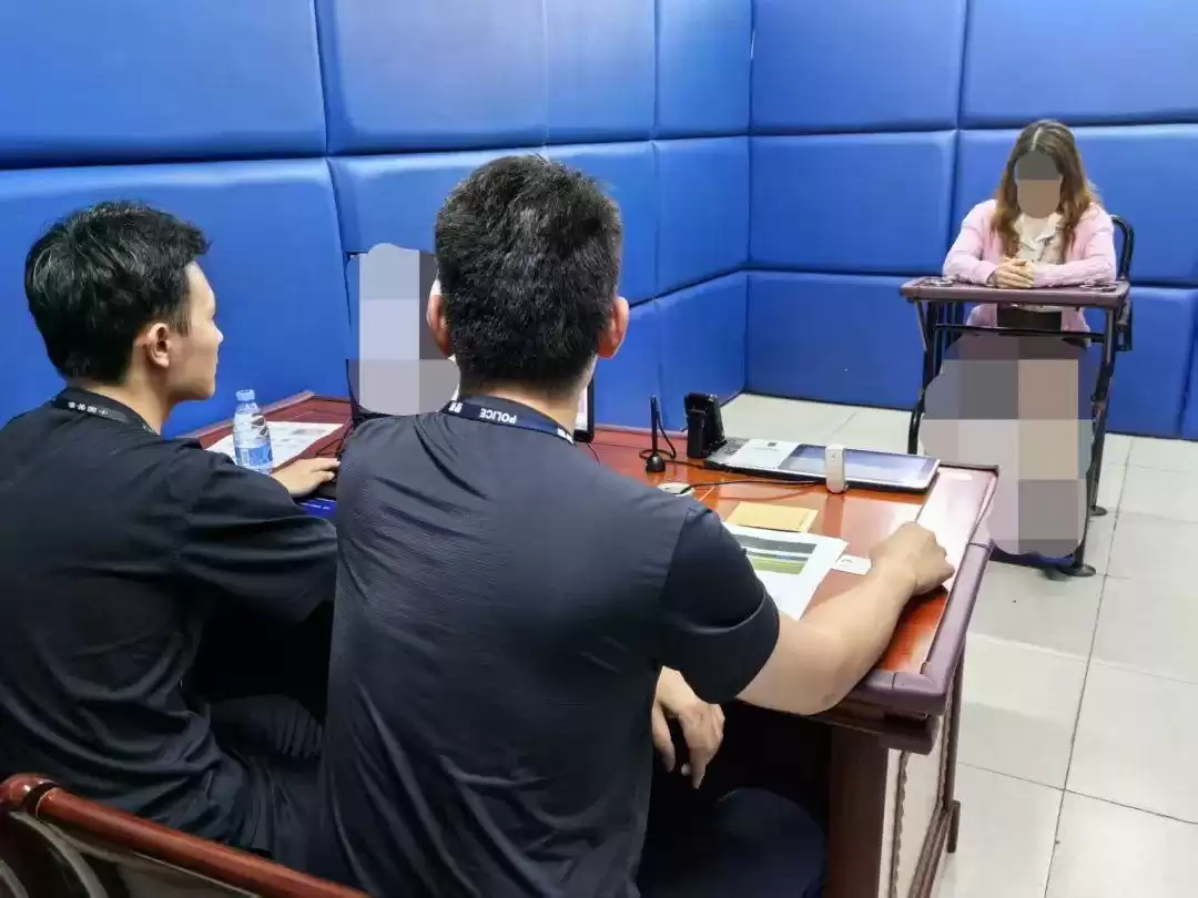 女子伸腿阻止高铁关门,已被行拘
