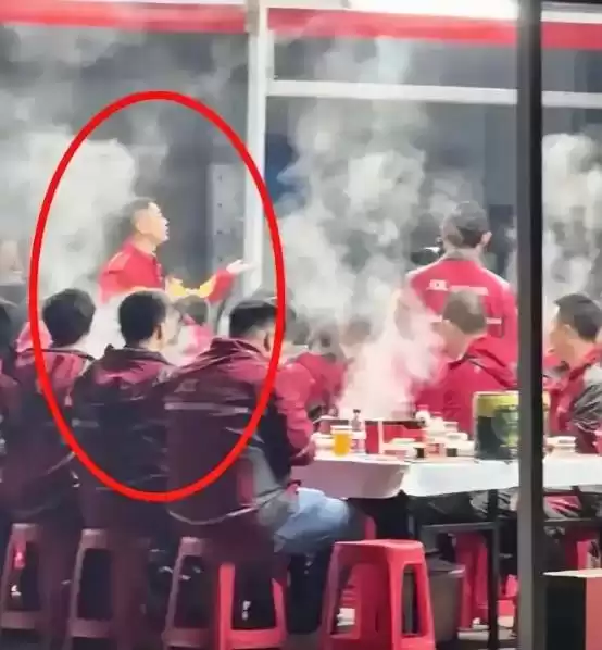 刘强东请快递员和外卖骑手吃火锅:没有规矩想喝就喝