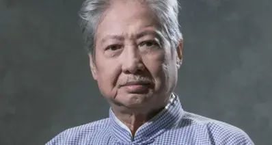 洪金宝晚年生活曝光：轮椅拐杖成日常，网友叹“岁月不饶人”