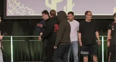 《CS2》电竞选手奖台当众暴力掌掴对手！遭禁赛 10 年！！