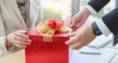 领导家有喜事，没在公司通知，但听说有同事去随了礼，我要去吗？