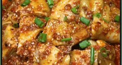 成都403元凉拌土鸡，老板加 20 多勺糖堆成山引热议