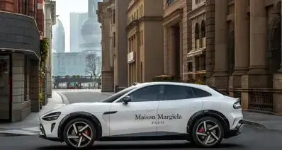 雷军晒小米YU7梅森·马吉拉涂装版，极简白设计诠释科技美学