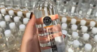胖东来 18 元一箱瓶装矿泉水遭哄抢，单瓶价格仅 1.2 元