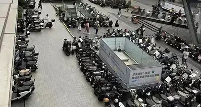 深圳华强北一夜清空10万乱停电动车