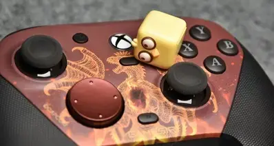 鸡哥又出联名手柄！龙身图绘质感细腻，可惜略有遗憾