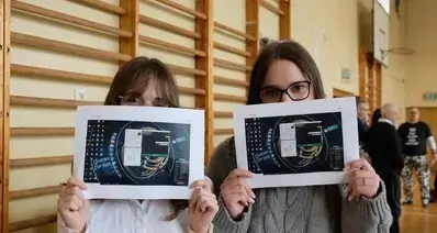 意林一则：国外高中生在老师指导下在体育馆举行电脑超频比赛