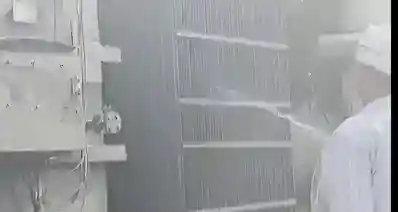 印度超48℃高温，电工用水和风扇降温变压器