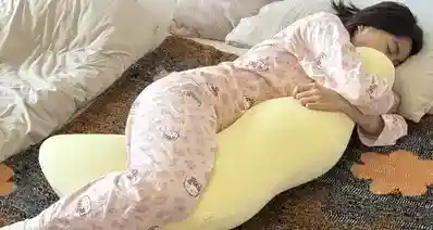睡觉时为什么喜欢夹着被子？