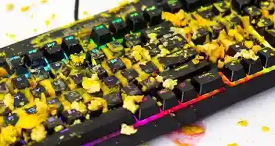 我们打游戏时掉进键盘里的东西，最后都去哪了？